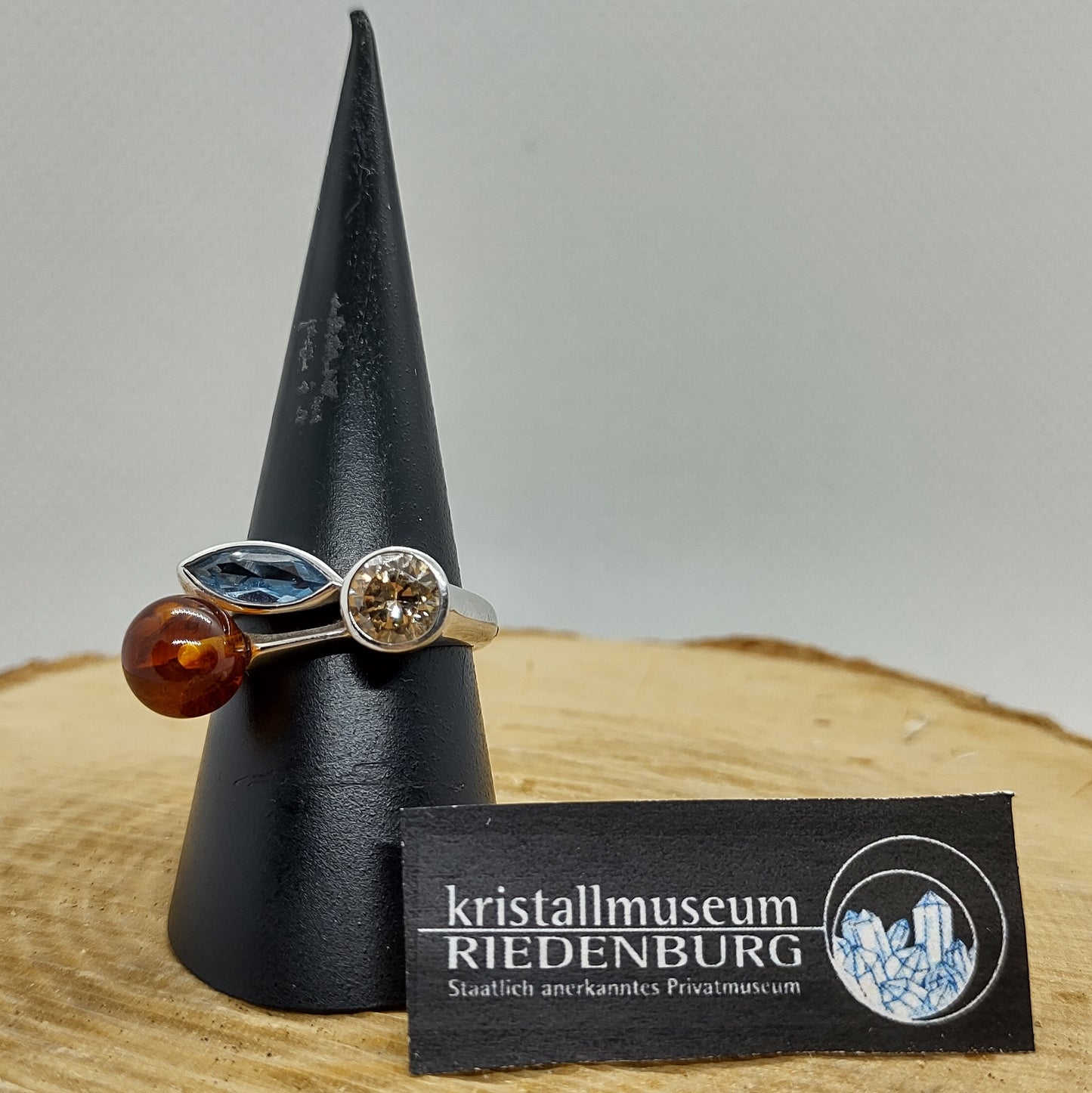 Außergewöhnlicher Ring mit einer cognacfarbenen Bernsteinkugel, einem wunderbar blauen Topas in Navetteform und einem facettiertem runden Citrin, doppelte verlaufende Schiene, 925 Silber rhodiniert.