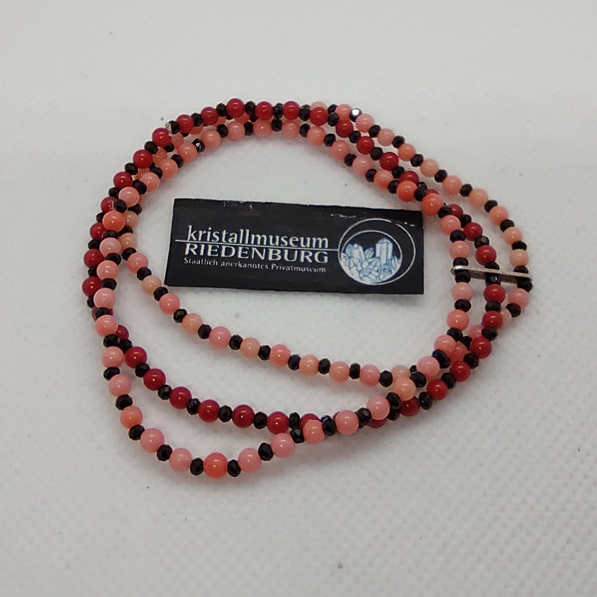 dreireihiges Armband aus roten und rosé 3mm Korallekugeln,  und facettierten Onyx-Kugeln, mit Silberzwischenteil,