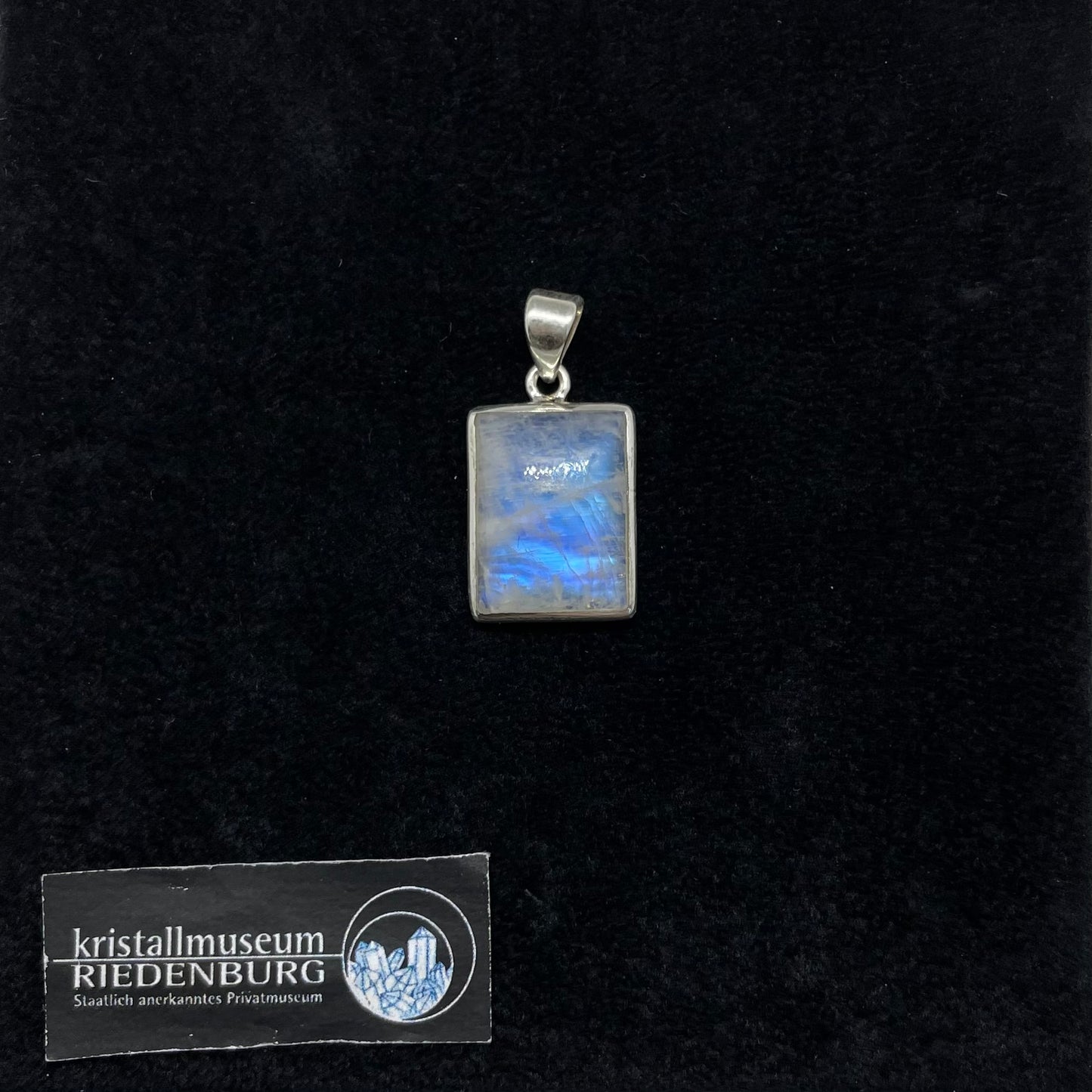 Rechteckiger, 2cm mal 1,5cm großer, wunderbar blau labradorisierender Regenbogen-Mondstein (weißer Labradorit) gefasst in Silber.