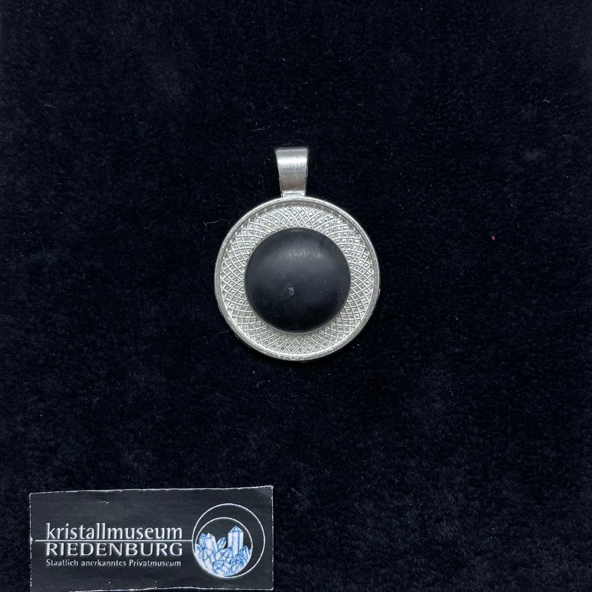Matter, runder, schwarzer Onyx-Cabochon in Silberfarbener Fassung 2,5cm.
