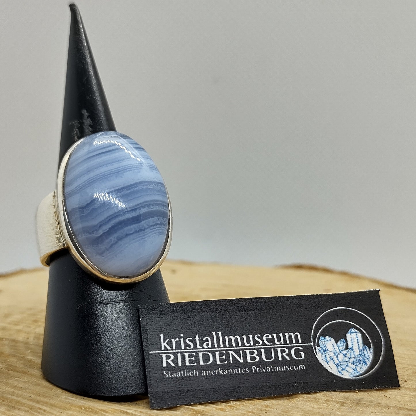 Chalcedon-Cabochon, in einer excellenten, für den Stein typischen Streifung und blauen Farbe, oval 2,5 cm, in auffälliger breiter Silberfassung, rhodiniert.