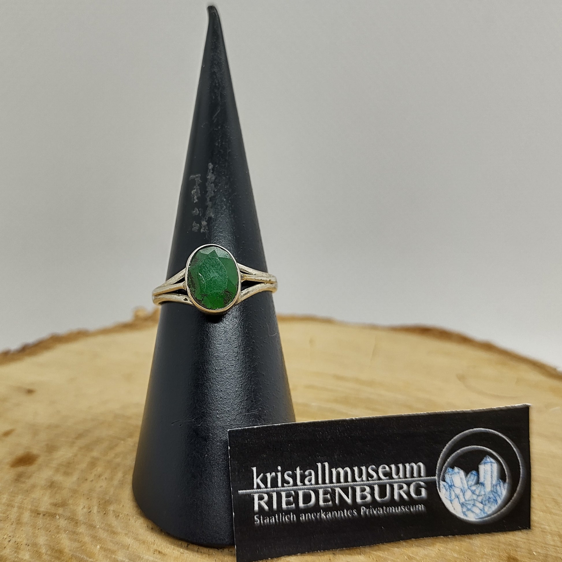 Klassischer Silberring mit einem ovalen, facettierten Smaragd.